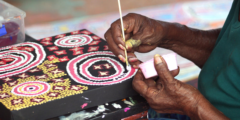 Peintures aborigènes du désert étirées